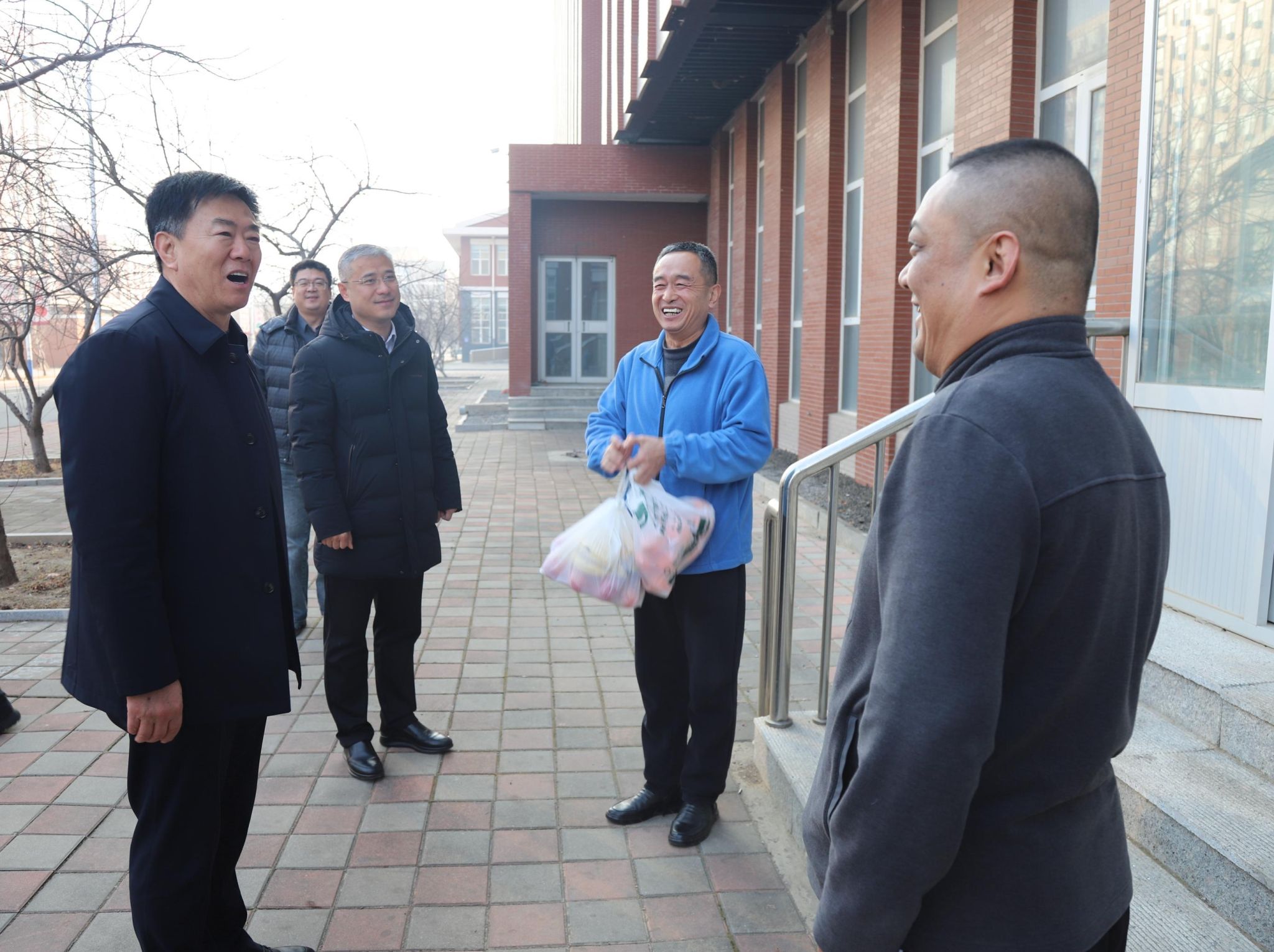 校领导亲切慰问春节期间在岗教职工